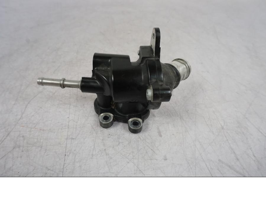 Baksidan på Vattentermostathus från en BMW F 750 GS -2020 motorcykel.