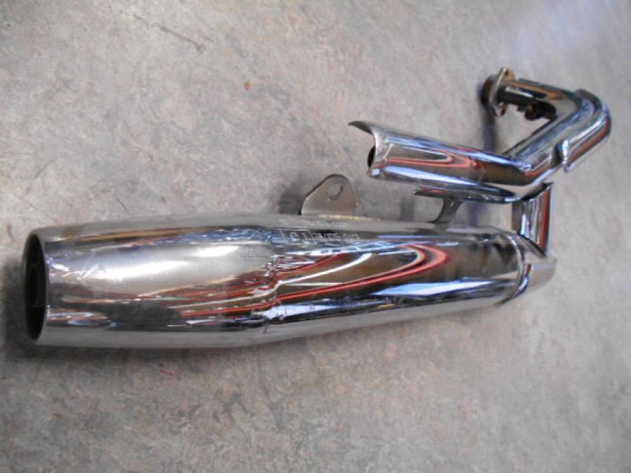 Baksidan på Ljuddämpare från en Yamaha XVS 650 -1997 motorcykel.