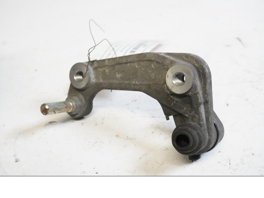 Framsidan på Bromsoksfäste från en Triumph Tiger 800 -2011 motorcykel.