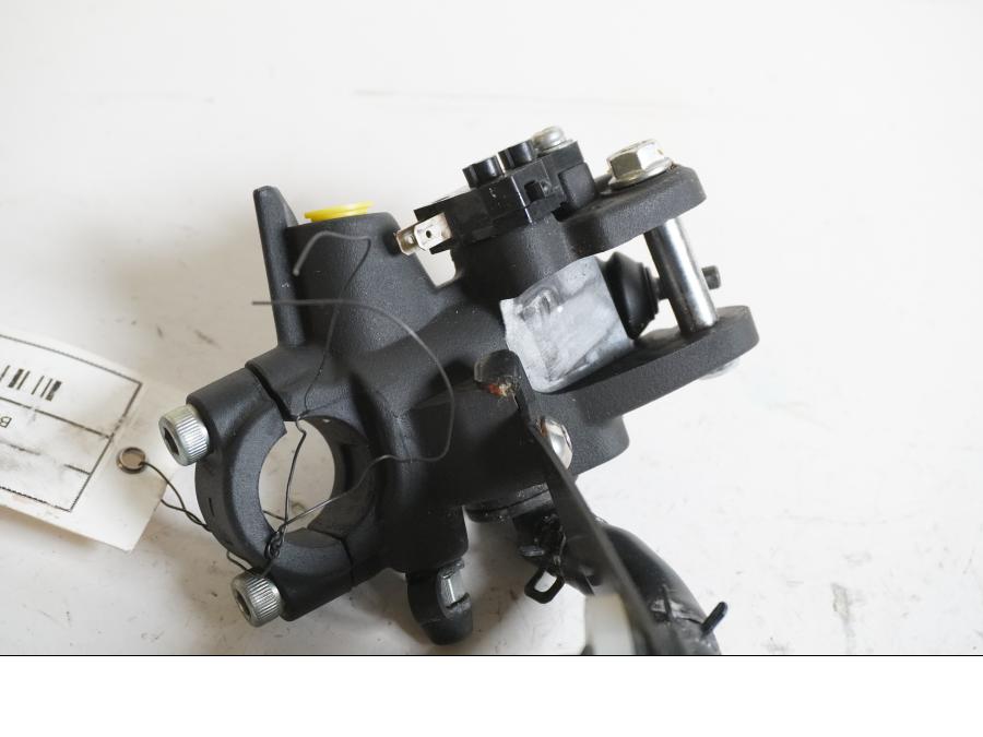 Vänster sida på Bromshuvudcylinder från en Kawasaki Z 1000 -2011 motorcykel.