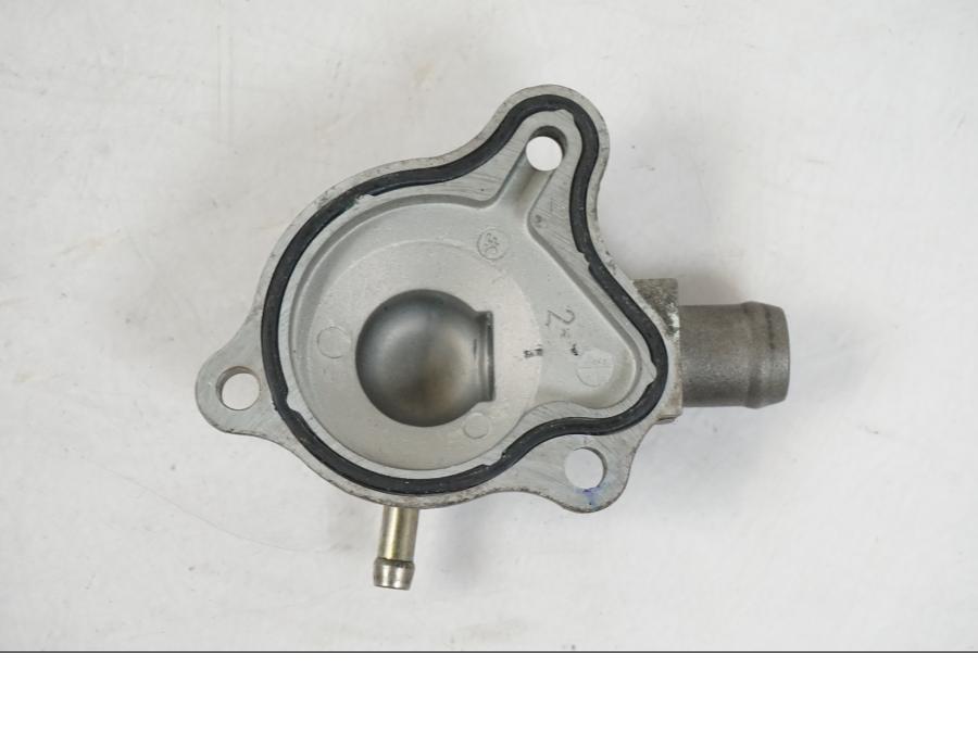 Vänster sida på Vattenpump från en Honda CBR 125 R -2006 motorcykel.