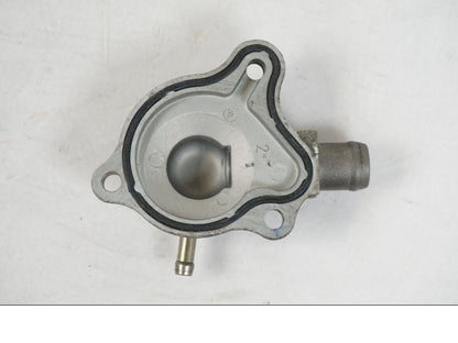 Vänster sida på Vattenpump från en Honda CBR 125 R -2006 motorcykel.