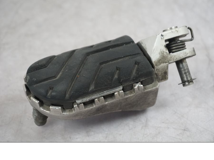 Framsidan på Fotpinne från en Triumph Tiger -2009 motorcykel.