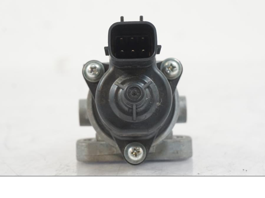 Snett uppifrån på Tomgångssolenoid från en Suzuki VZR 1800 -2009 motorcykel.