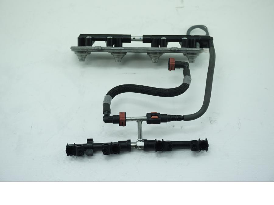 Framsidan på Fuel Rail från en Kawasaki ZX-6R -2007 motorcykel.