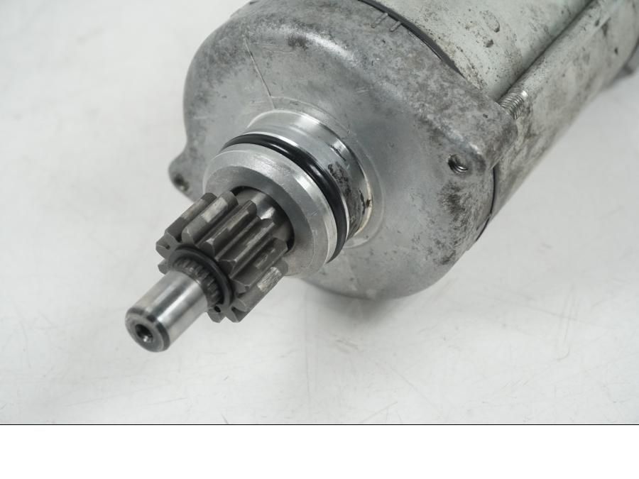 Snett uppifrån på Startmotor från en Yamaha XT 660 X -2005 motorcykel.