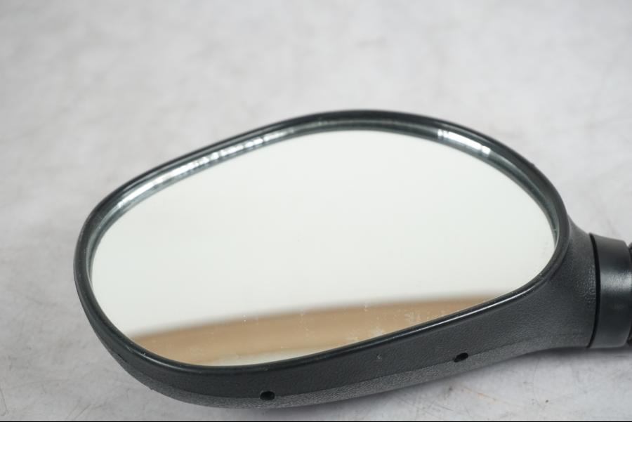 Baksidan på Backspegel från en Yamaha Aerox 4 -2019 moped.