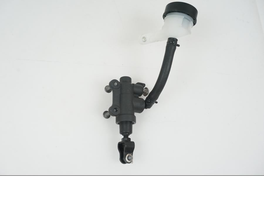 Baksidan på Bromshuvudcylinder från en BMW R 1250 GS -2023 motorcykel.