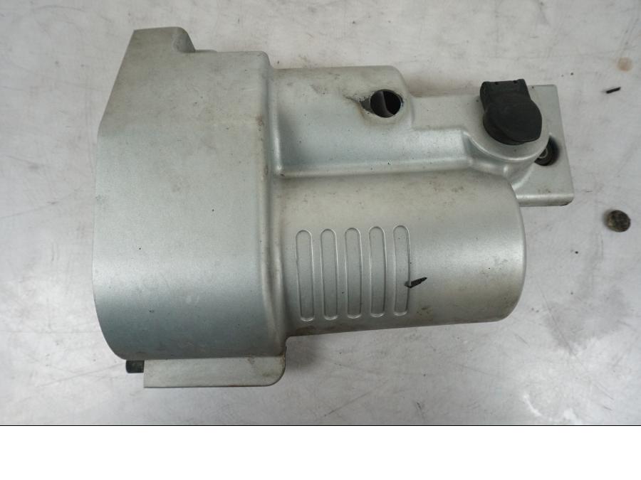 Framsidan på Startmotorkåpa från en BMW R 850 R -2004 motorcykel.