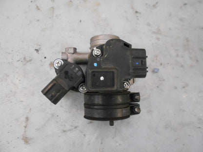 Höger sida på Spjällhus från en Yamaha YZF-R 125 -2012 motorcykel.