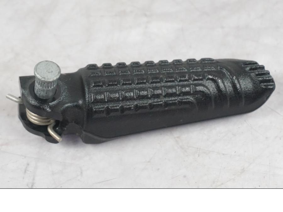 Framsidan på Fotpinne från en KTM 1290 Super Duke R -2022 motorcykel.