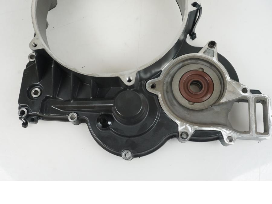 Baksidan på Kopplingskåpa från en KTM 1290 Super Duke R -2021 motorcykel.