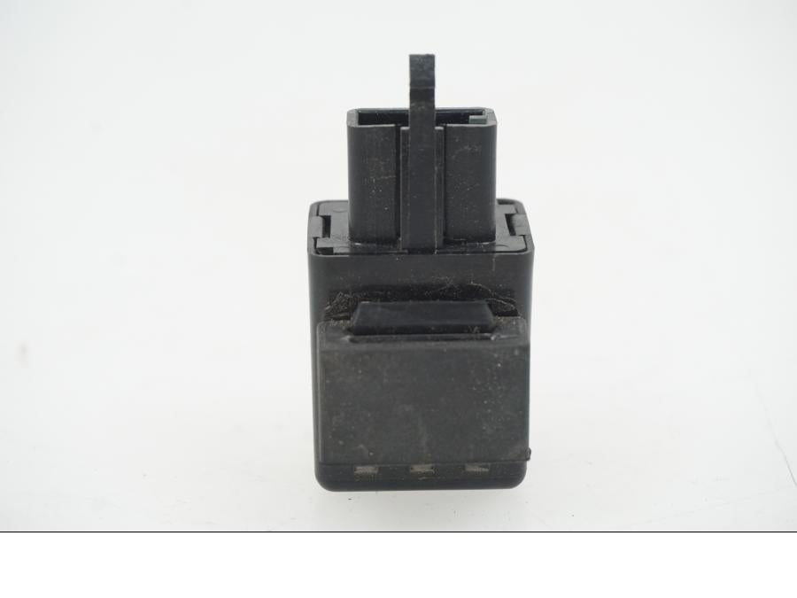 Baksidan på Blinkersrelä från en Yamaha XJ 900 -1997 motorcykel.