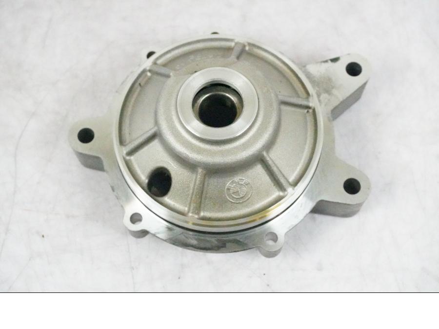 Höger sida på Generator från en BMW K 1200 S -2005 motorcykel.