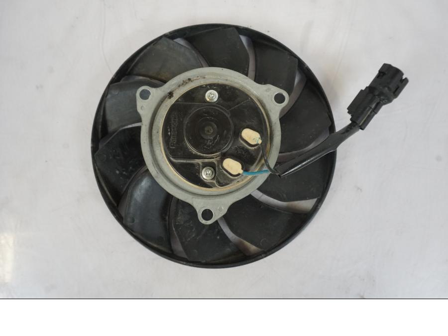 Höger sida på Vattenkylfläkt från en Honda VFR 1200 -2010 motorcykel.