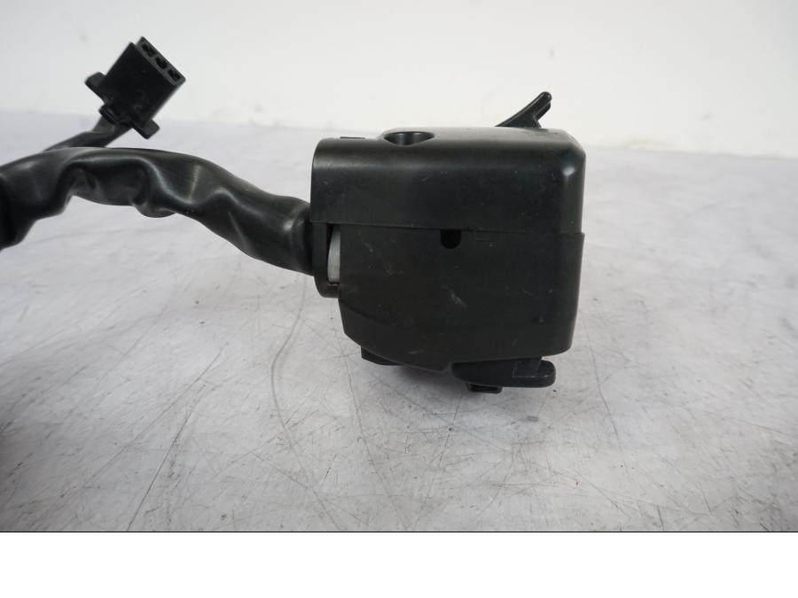 Snett uppifrån på Styrelreglage från en Kawasaki Versys 650 -2014 motorcykel.