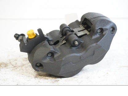 Framsidan på <p>Bromsok vänster fram från Kawasaki Z 900 2017.</p>

<p>Nissin. Bromsbelägg. Fyra kolvs ok. Bra skick.</p> motorcykel.