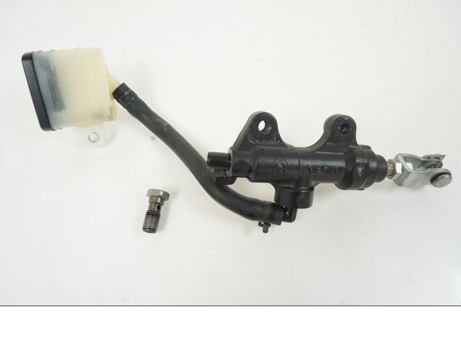 Framsidan på Bromshuvudcylinder från en Triumph Speed Triple -2009 motorcykel.