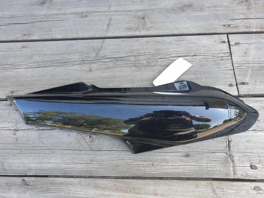 Framsidan på Bakvinge från en Yamaha FZ-S 600 -2001 motorcykel.