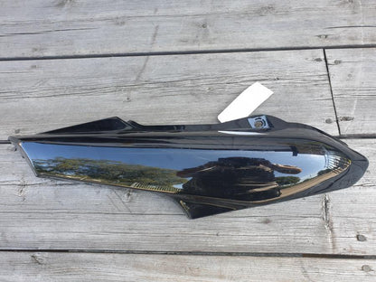 Framsidan på Bakvinge från en Yamaha FZ-S 600 -2001 motorcykel.