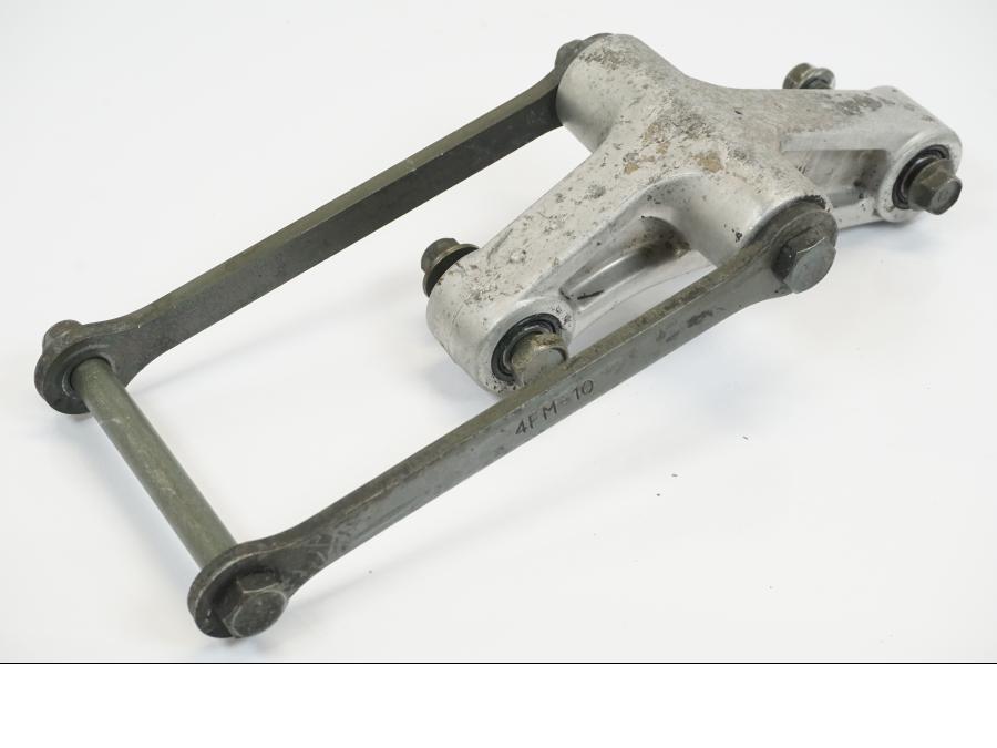 Snett nerifrån på Stötdämparlänkage från en Yamaha TRX 850 -1997 motorcykel.