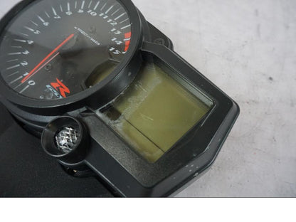 Vänster sida på Instrumentpanel från en Suzuki GSX-R 1000 -2005 motorcykel.