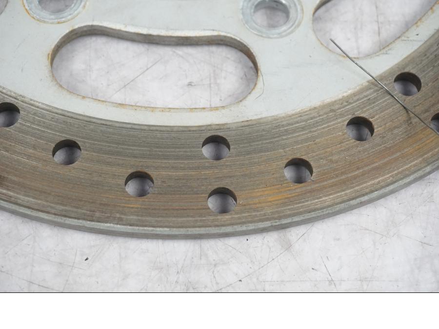 Baksidan på Bromsskiva från en Kawasaki VN 1500 Classic Tourer -2003 motorcykel.