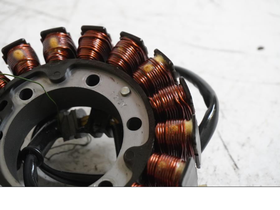 Baksidan på Generator från en Honda VT 600 C -1999 motorcykel.