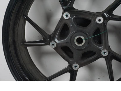 Vänster sida på Fälg från en BMW F 800 R -2018 motorcykel.