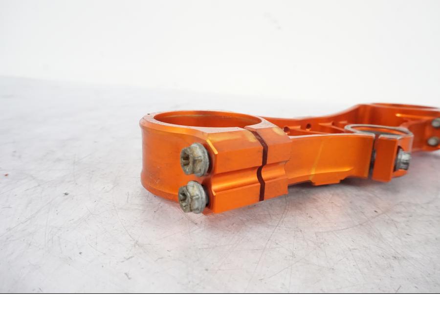 Snett uppifrån på Gaffelkrona från en KTM 690 SMCR -2016 motorcykel.