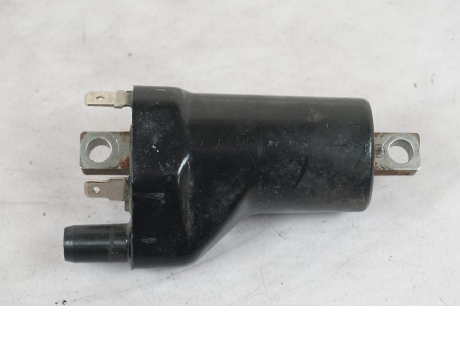 Snett nerifrån på Tändspole från en Suzuki SV 650 -1999 motorcykel.