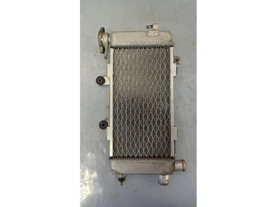 Framsidan på Vattenkyl från en Honda VTR 1000 F -1997 motorcykel.