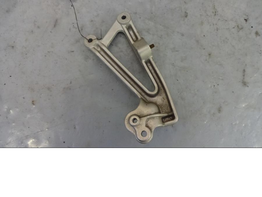 Baksidan på Fotpinnefäste från en Ducati ST2 -2001 motorcykel.