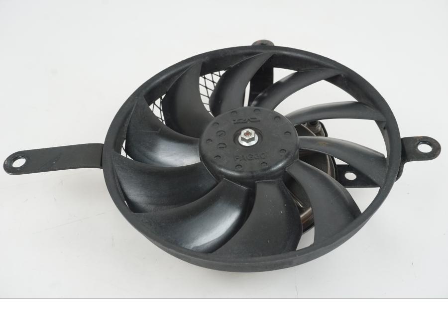 Baksidan på Vattenkylfläkt från en Suzuki GSX-R 750 -2009 motorcykel.