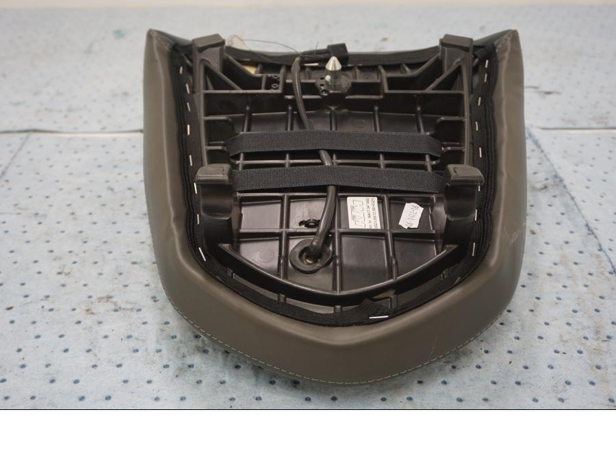 Vänster sida på Sadel från en KTM 1290 Super Adventure -2015 motorcykel.