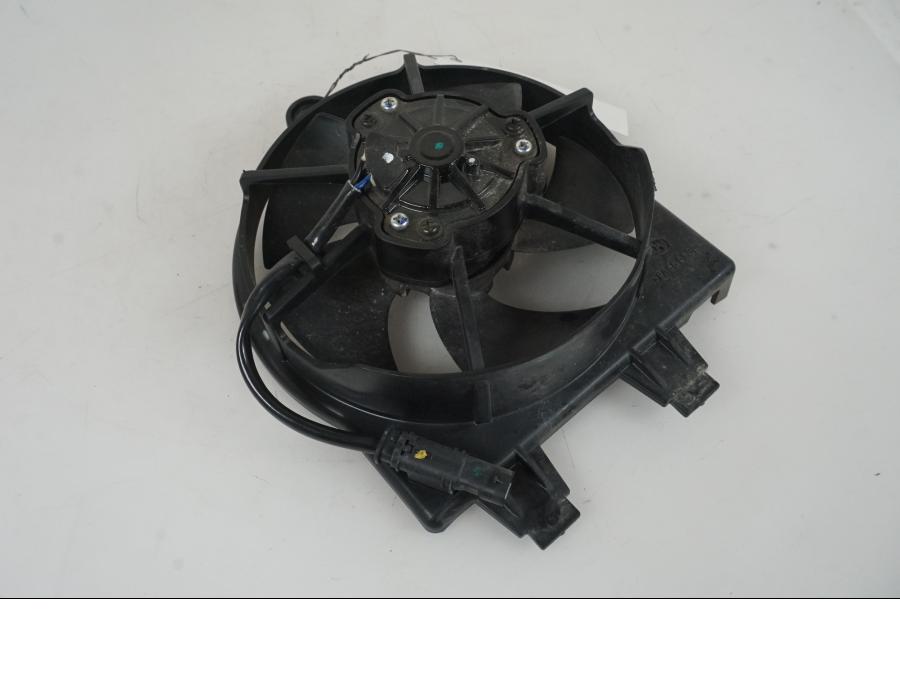 Baksidan på Vattenkylfläkt från en BMW F 750 GS -2019 motorcykel.