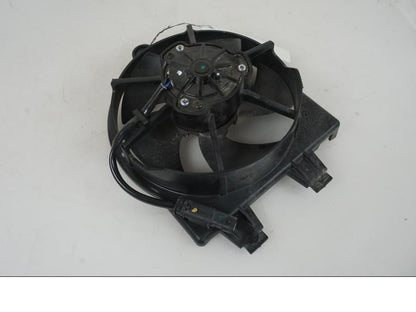 Baksidan på Vattenkylfläkt från en BMW F 750 GS -2019 motorcykel.