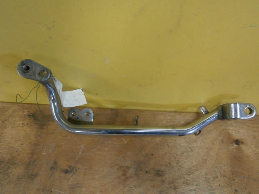 Baksidan på Fotpinnefäste från en Yamaha XV 535 -1988 motorcykel.