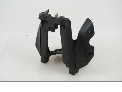 Framsidan på Strålkastarfäste från en Yamaha MT 125 -2017 motorcykel.