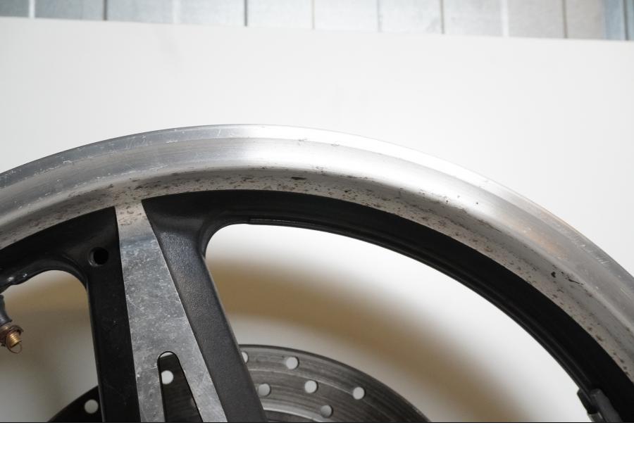 Snett uppifrån på Fälg från en Yamaha XV 1700 -2003 motorcykel.