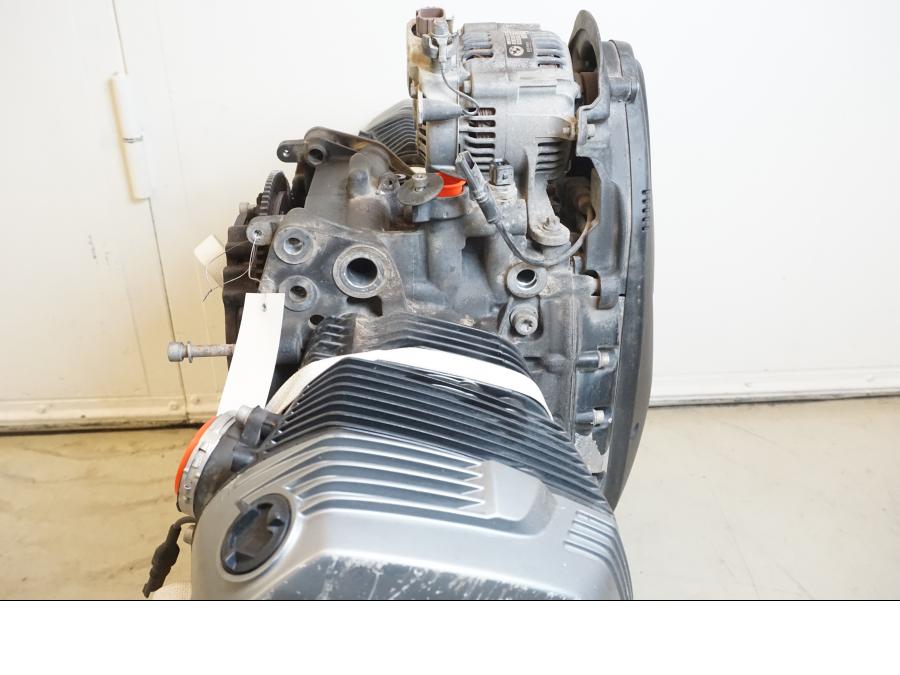 Snett nerifrån på Motor från en BMW R 1200 GSA -2012 motorcykel.