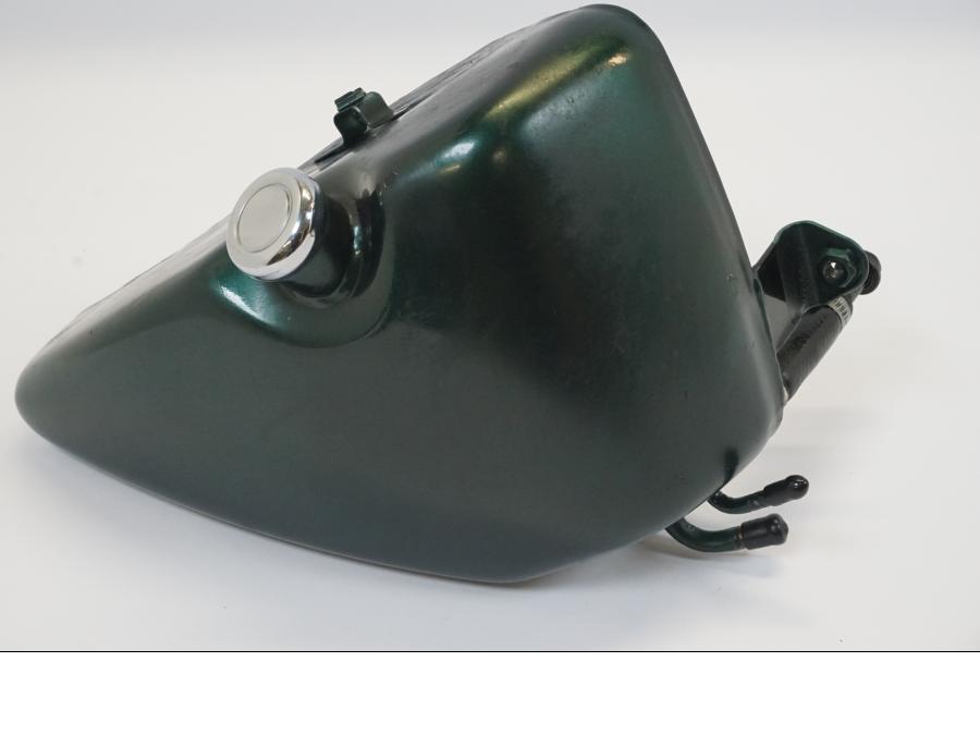 Baksidan på Oljetank från en H-D Sportster 883 XL -1997 motorcykel.