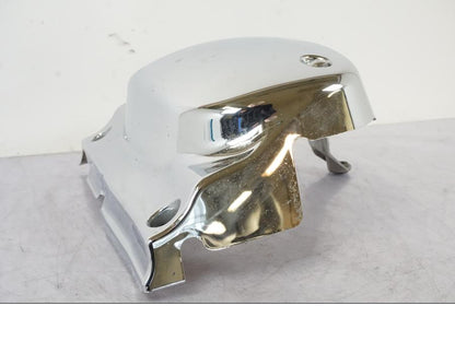 Vänster sida på Transmissionskåpa från en Suzuki VL 800 -2002 motorcykel.