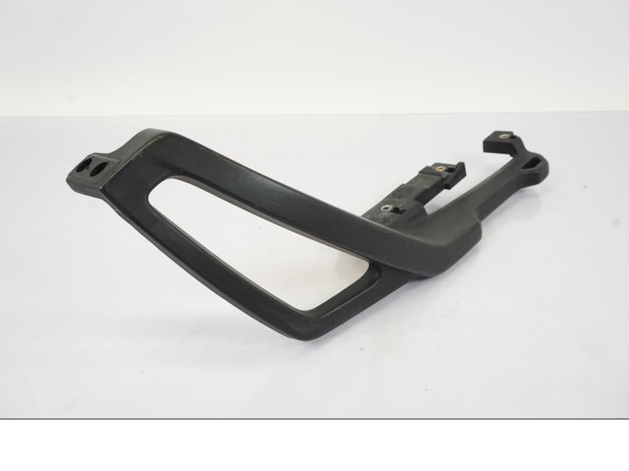 Framsidan på Passagerarhandtag från en BMW R 1150 RS -2003 motorcykel.