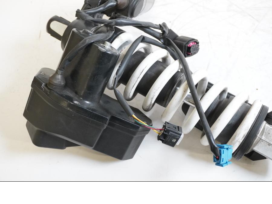 Snett nerifrån på Stötdämpare från en BMW K 1200 R Sport -2007 motorcykel.