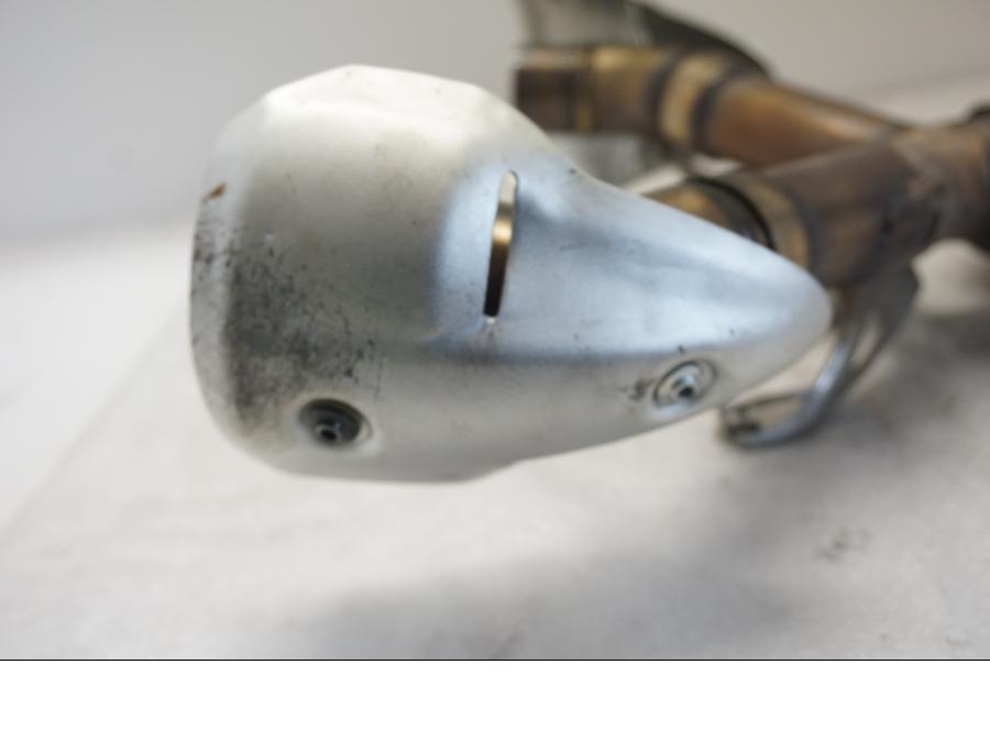 Snett nerifrån på Grenrör från en Ducati Monster 796 -2013 motorcykel.