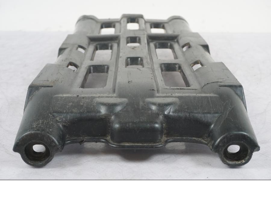 Vänster sida på Hasplåt från en Suzuki LTA 750 XP E -2009 motorcykel.