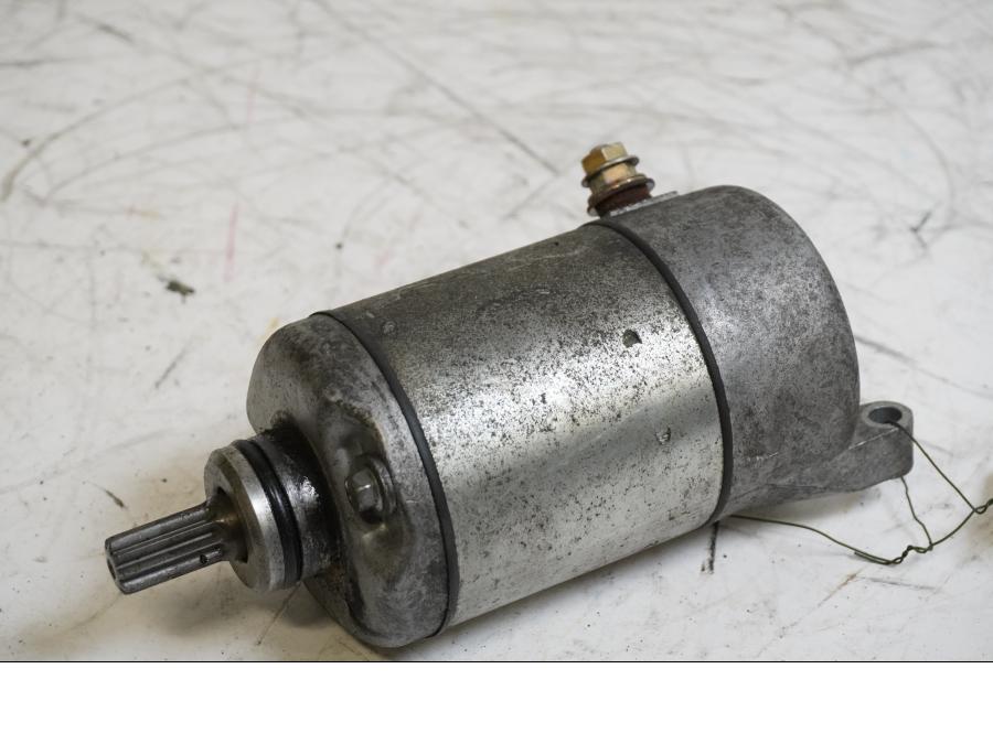 Framsidan på Startmotor från en Yamaha YZF 600 R -1997 motorcykel.