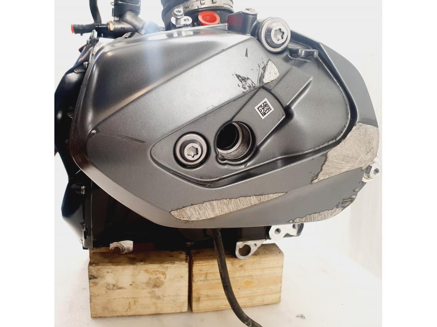 Snett nerifrån på Motor från en BMW R 1250 GS -2020 motorcykel.