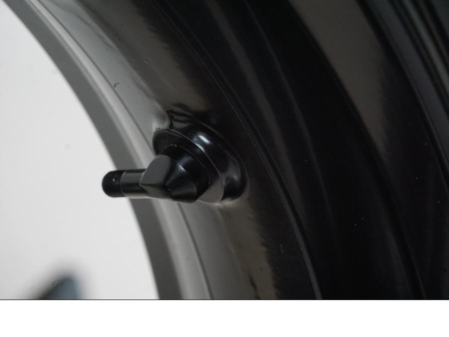 Snett nerifrån på Hjulpaket från en Triumph Trident -2021 motorcykel.